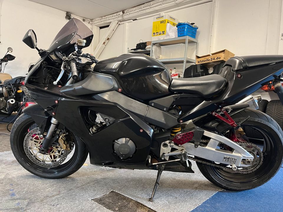 Honda CBR 900 RR Fireblade in Hachenburg