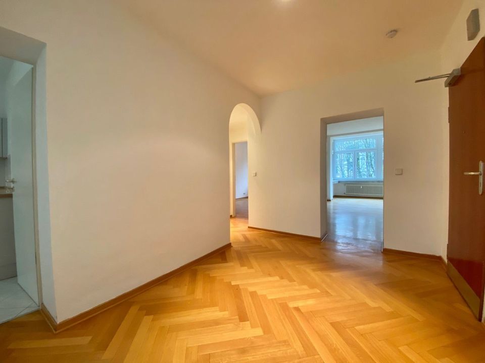 WIESBADEN an der ADOLFSALLEE: Grosszuegige 2 Zimmer Wohnung mit grosser EBK, GWC, Bad, Balkon und Kellerraum in Wiesbaden