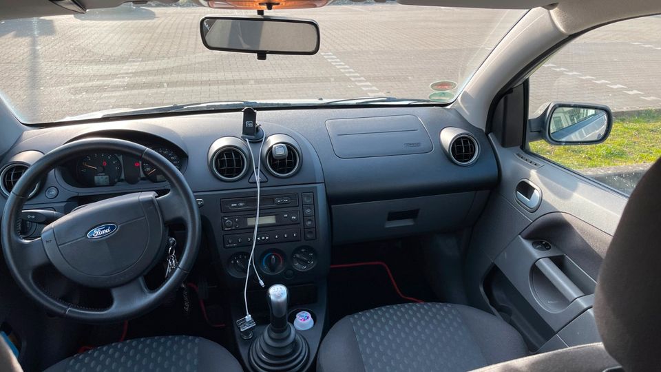 Ford Fiesta Grau Auto aus zweite Hand  mit nuem Tüv in Wolfsburg