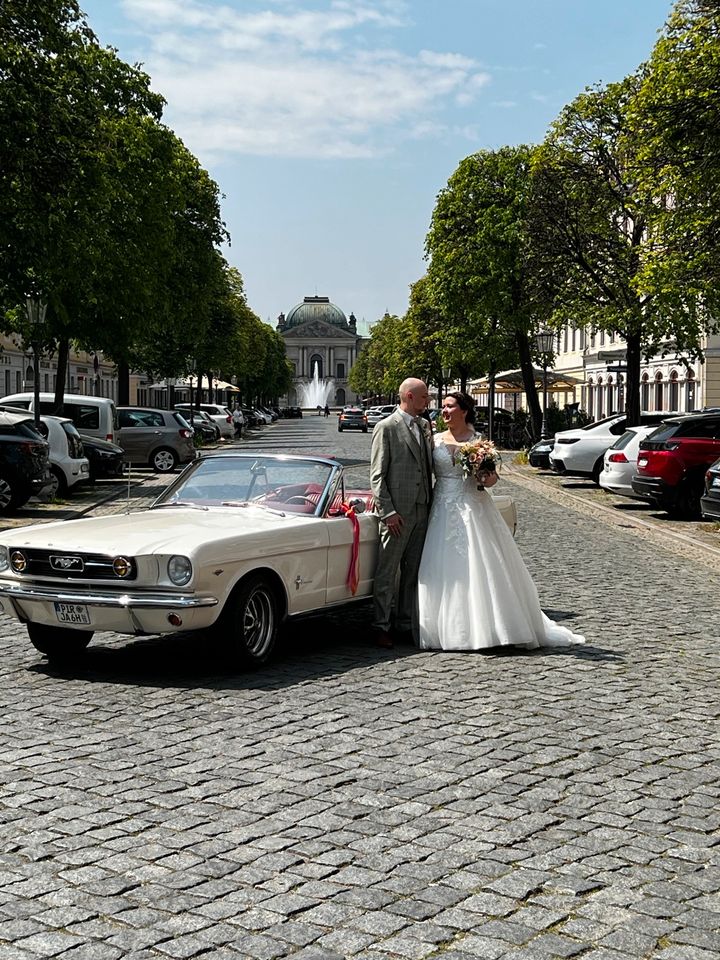 Mustang als Hochzeitsauto mieten - schickes weißes Cabrio mit V8 in Pirna