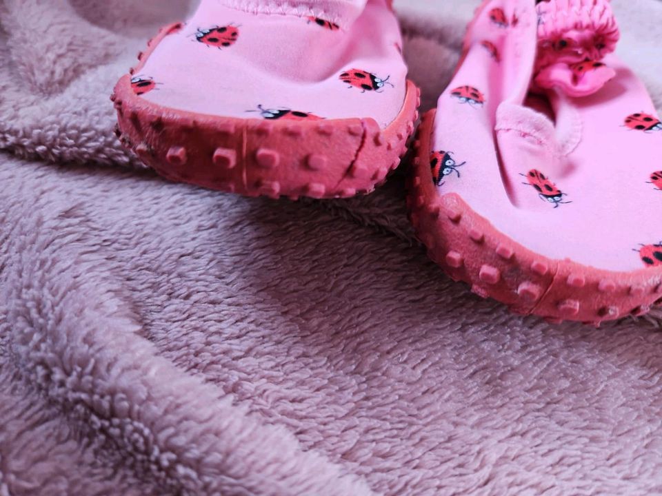 Bade Schuhe für Mädchen gr. 24 rosa mit Marienkäfer in Reiskirchen