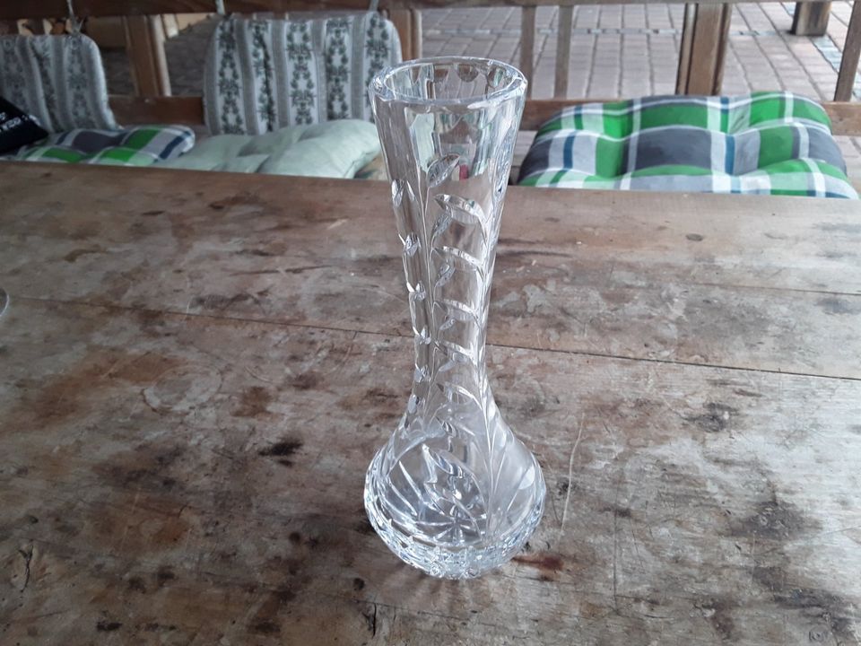 Bleikristallvase klein geschliffen  21 x 8 cm älter Zweigmuster in Rötz