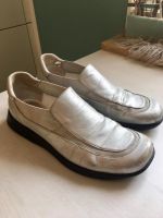 hochwertige Leder Schuhe Slipper silber Gr. 38 39 JHAY Stuttgart - Stuttgart-Süd Vorschau