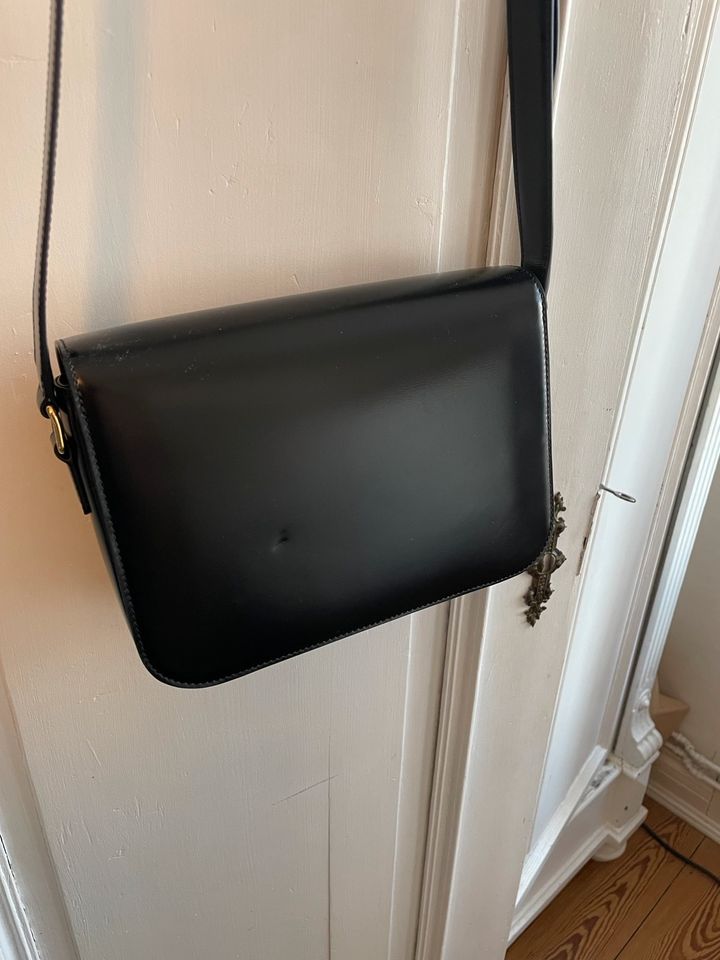 Céline Triomphe Bag in Schwarz mit goldener Hardware in Hamburg