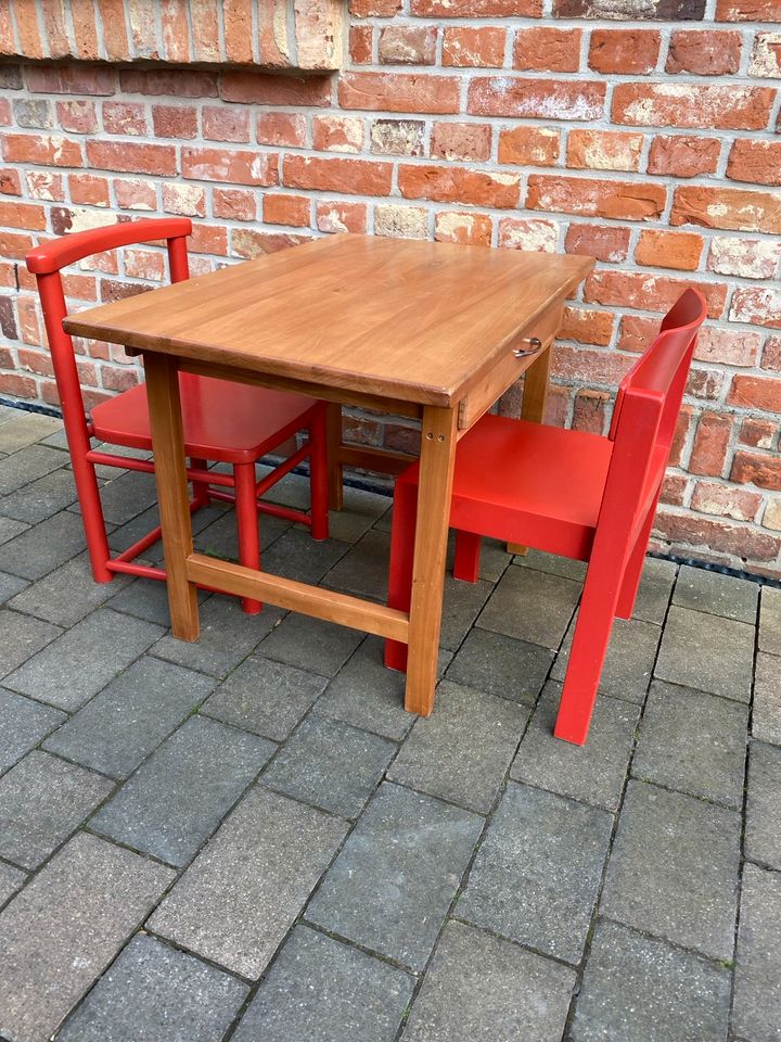 Kinderschreibtisch mit 2 roten Stühlen in Drensteinfurt