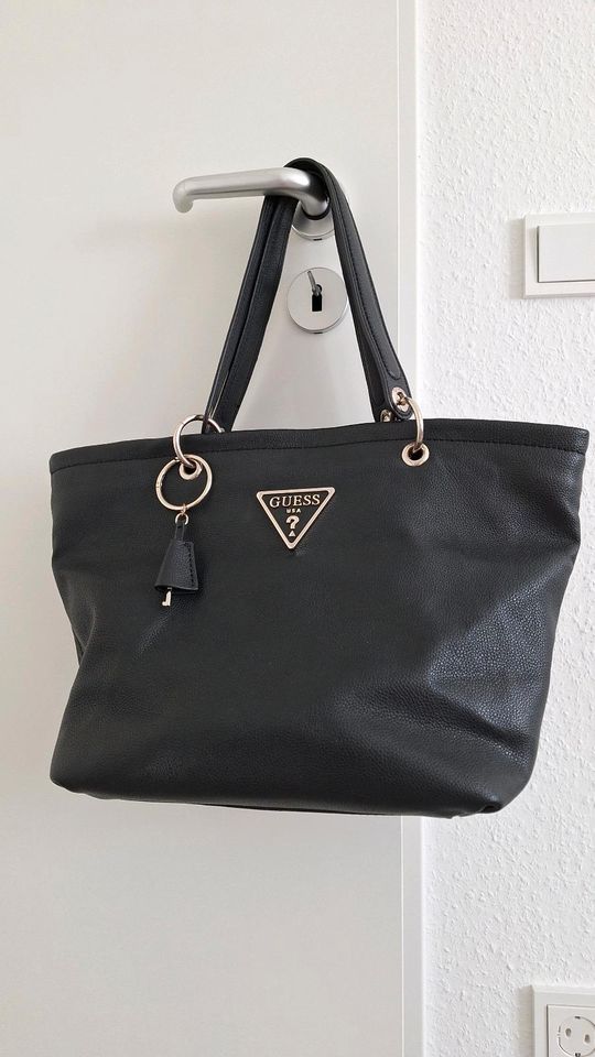 GUESS Damen Handtasche in Eschborn