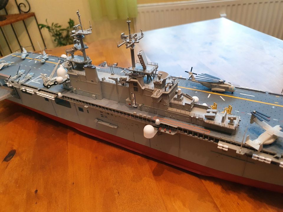 Schiffsmodell der USS WASP LHD-1 / 1:350 in Caputh