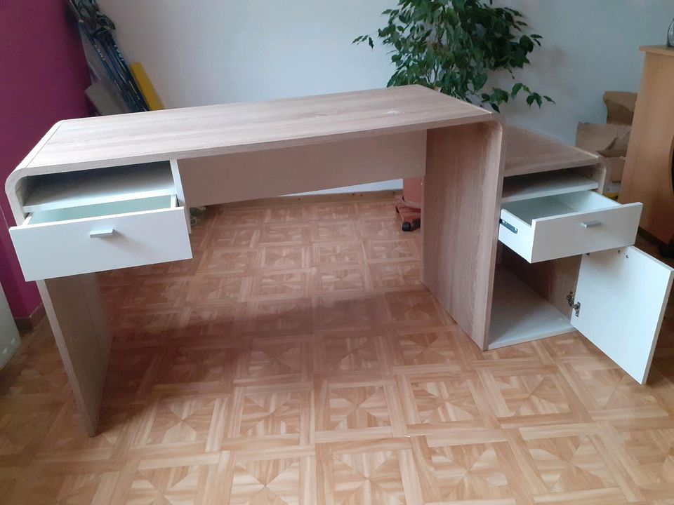 Schreibtisch mit leichter Gebrauchsspur in Kirchheim