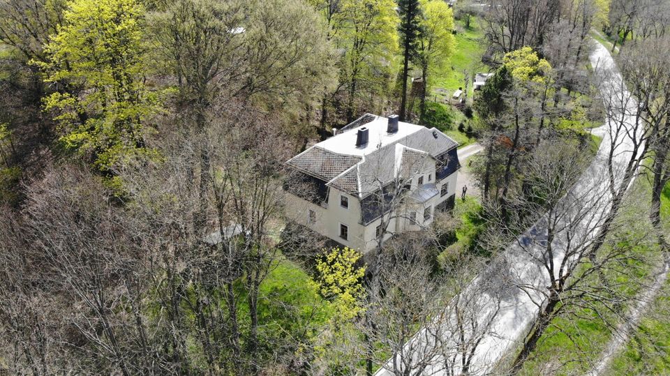 Schöne, teilsanierte Gründerzeit - Villa mit Wintergarten & Dachterrasse auf 2.868 m² großem Grundstück in Schlettau in Schlettau