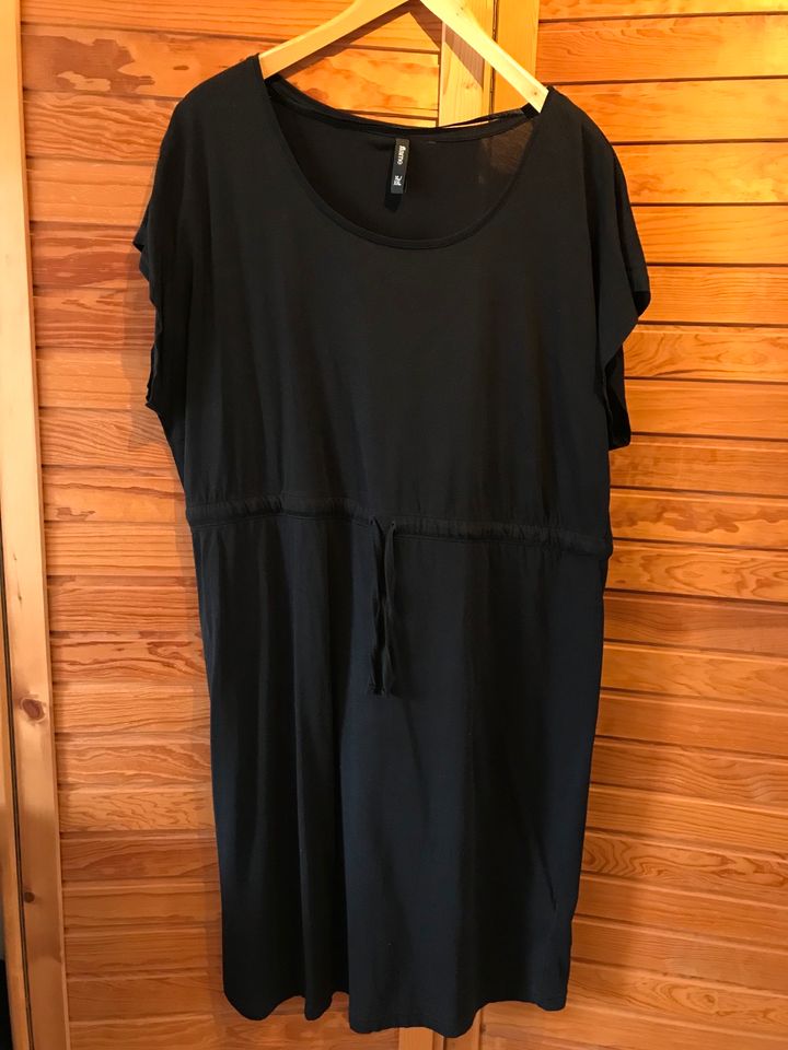 Damen Kleider Kurz- Langarm/Ärmellos XL/XXL(verschiedene Preise) in Jemgum