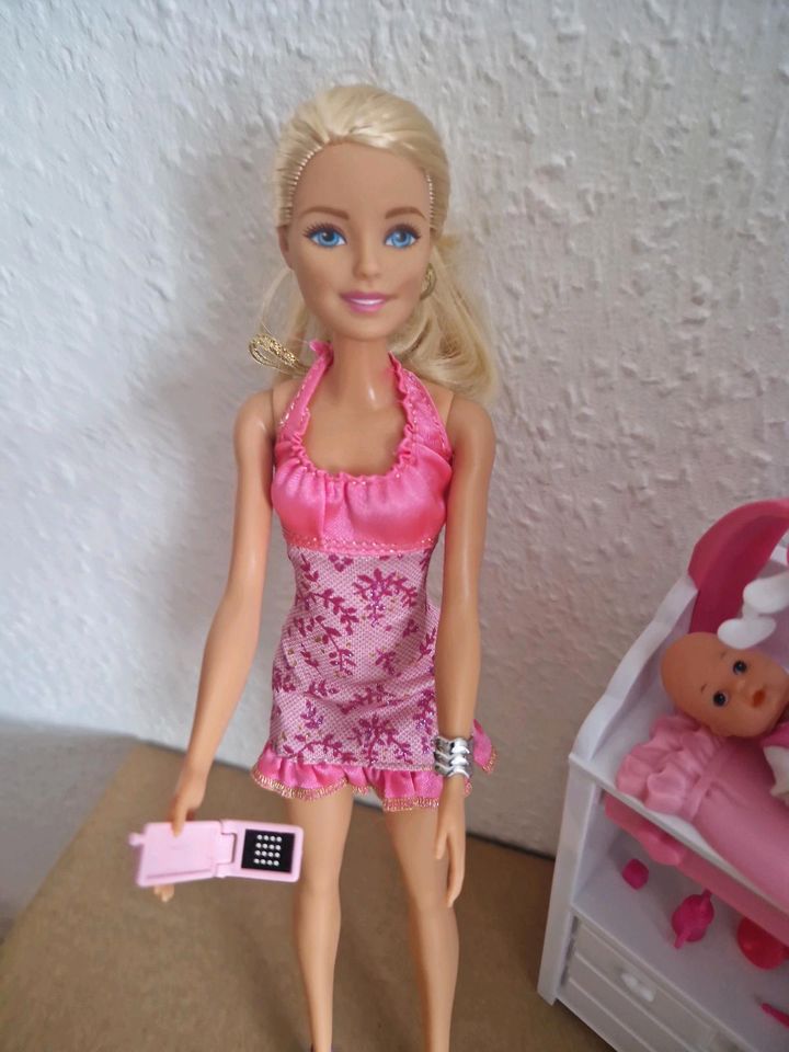 Barbie Puppe Mattel 2015 mit Baby und Wickelkommode in Algermissen
