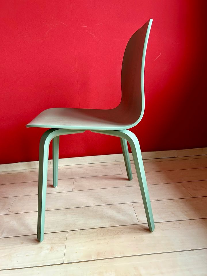 Stuhl/Holzstuhl in grün mit schöner Form und moderner Farbe in Groß-Zimmern