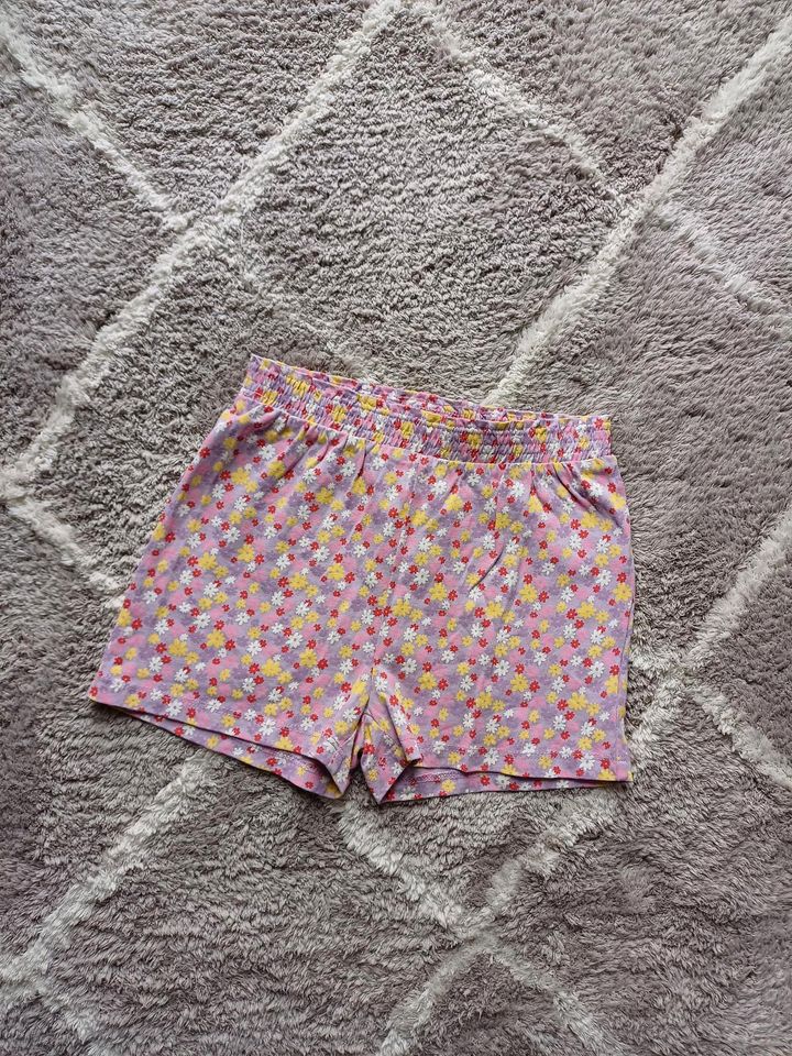 Blümchen Shorts, Größe 116  #neuwertig in Markranstädt