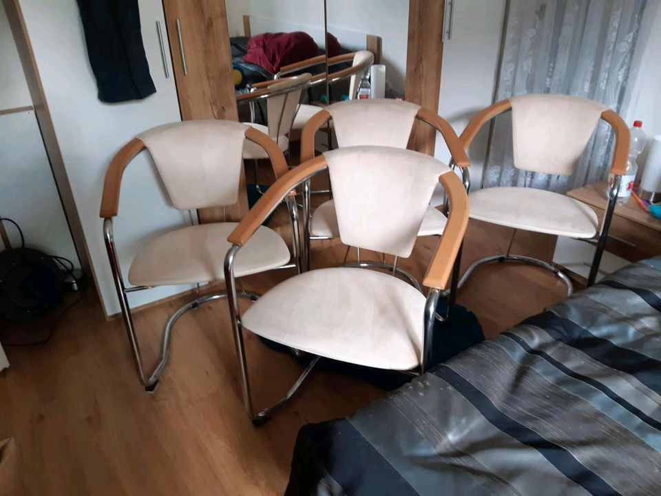 Glastisch rund mit 4 Stühlen in Falkensee