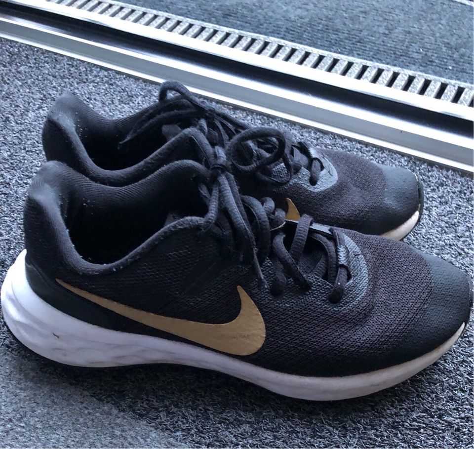 Nike Turnschuhe Gr.36 schwarz-Gold in Sinsheim