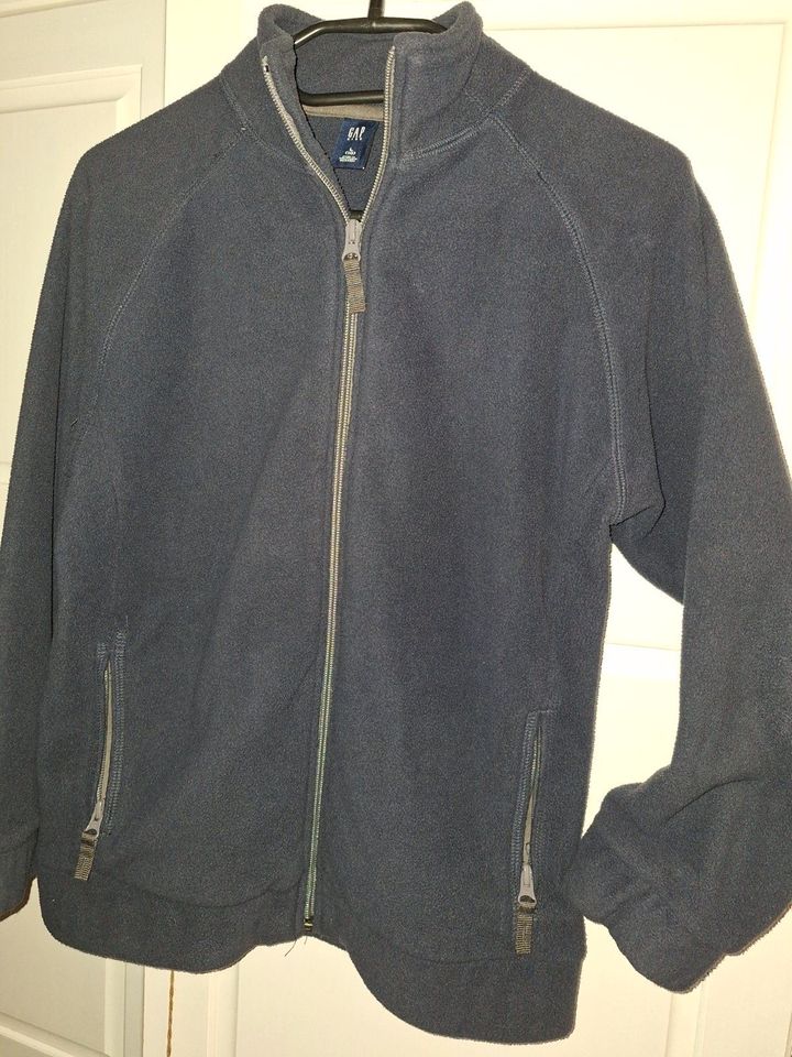 Gap Kinder Fleecejacke 152 (10) Jungen Jacke top Zustand in Northeim