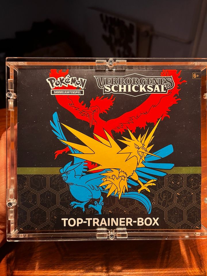 Pokémon Verborgenes Schicksal Top Trainer Box NEU in Gröbenzell