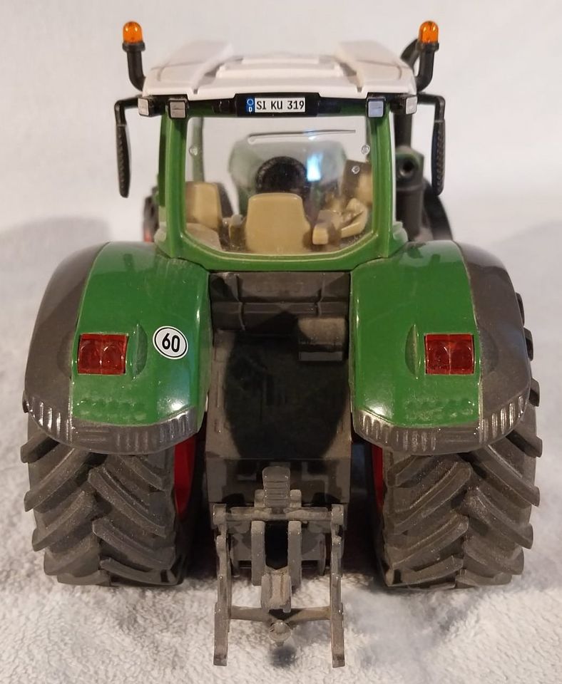 Siku 3287 Fendt Traktor 1050 Vario mit Heckbagger 2066 in Jena