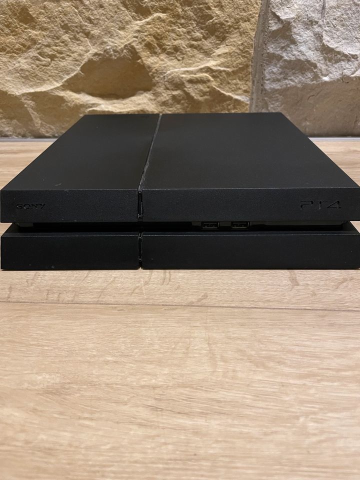 PlayStation 4 500GB black inklusive Spiele zwei Controller in Groß Twülpstedt