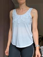 Weißes Basic Top mit Stickerei im Ausschnitt Hessen - Lahntal Vorschau