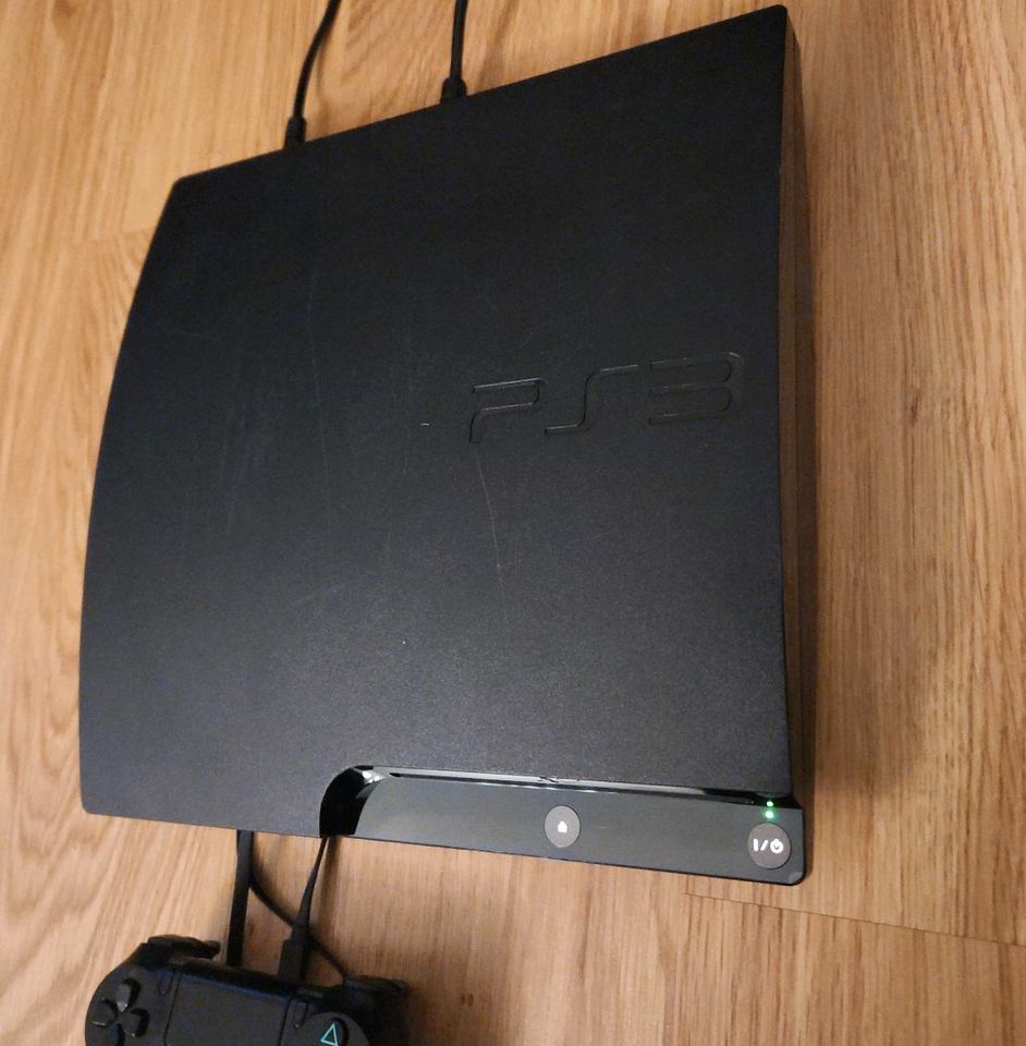 Playstation 3 slim PS3 mit einem Controller in Berlin
