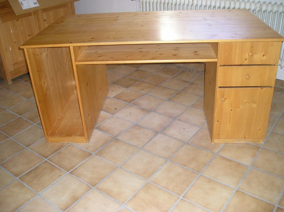 Großer Tisch Schreibtisch - vom Schreiner gefertigt in Leiblfing