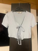 NA-KD Wickeloberteil T-Shirt Crop Top Hellblau Eisblau Gr XS Nordrhein-Westfalen - Bedburg Vorschau