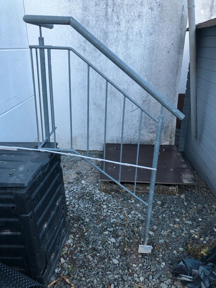 Treppengeländer Stahl Verzinkt modern rund in Hochscheid