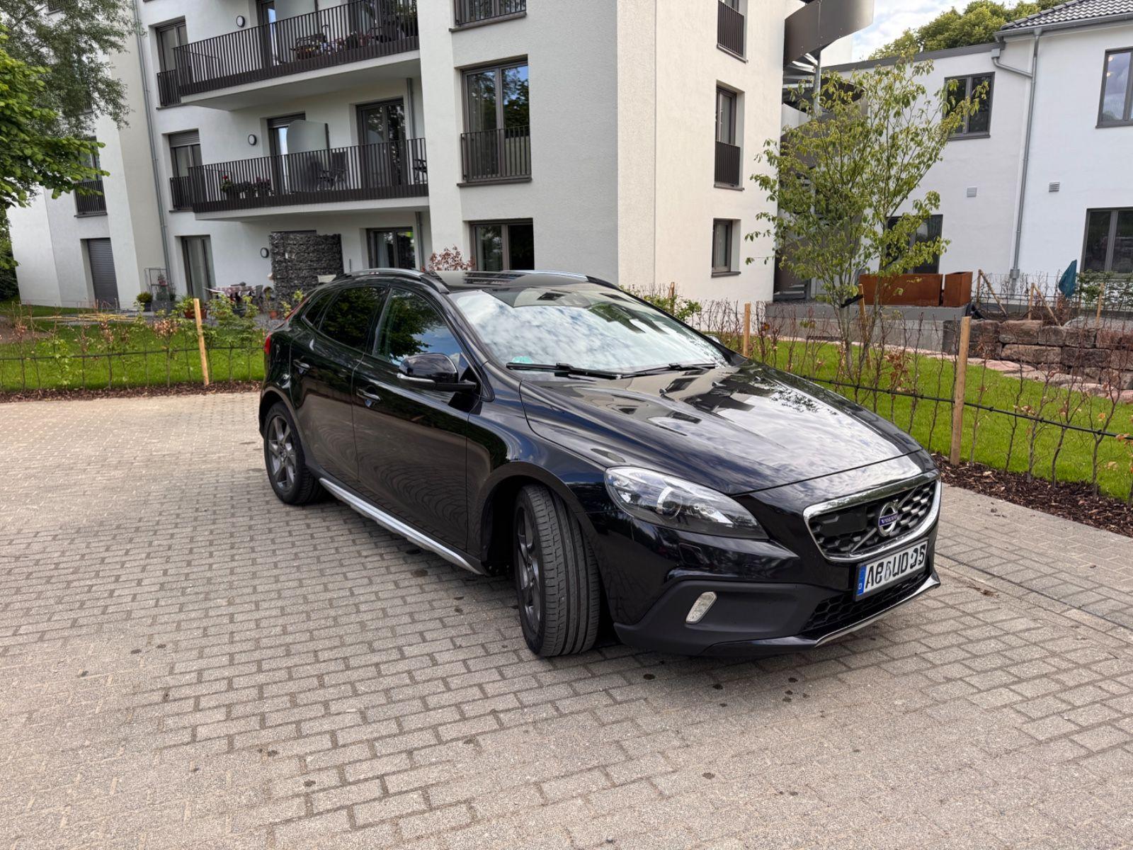 Abbildung des Autos Volvo V40 CC D4 Summum 1…