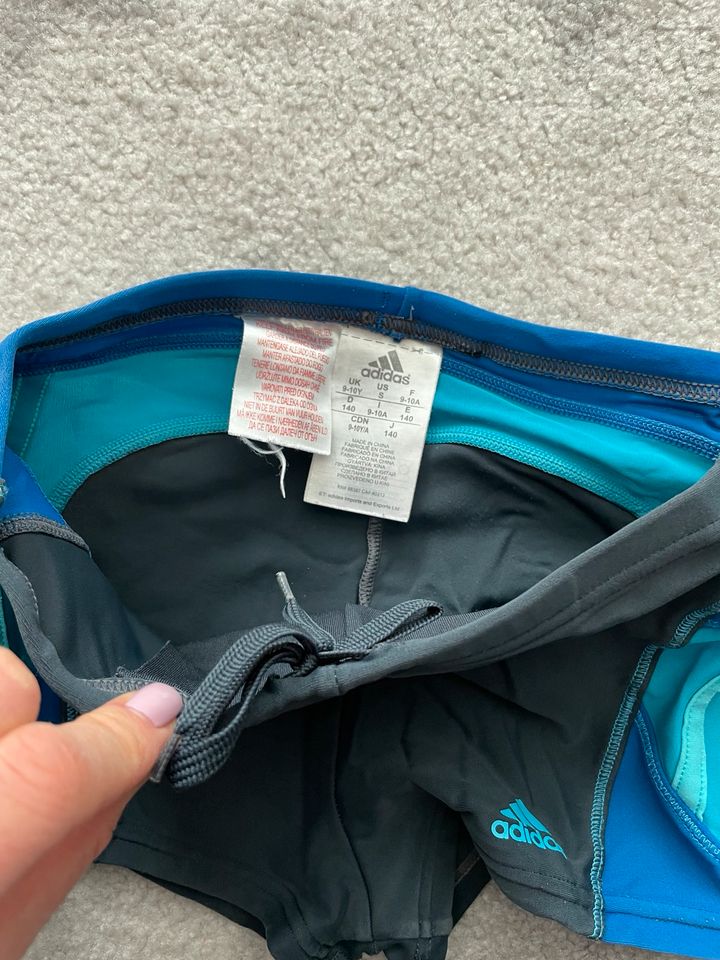 ADIDAS ❤️ Badehose 140, Bade Shorts, kurz blau grau in Hamburg