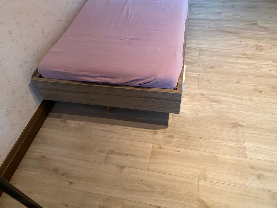 Jugend Bett 90x200 in Schieder-Schwalenberg