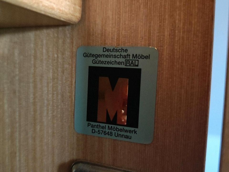 komplettes Schlafzimmer Schrank+Bett+Nachtkommoden in Bornheim