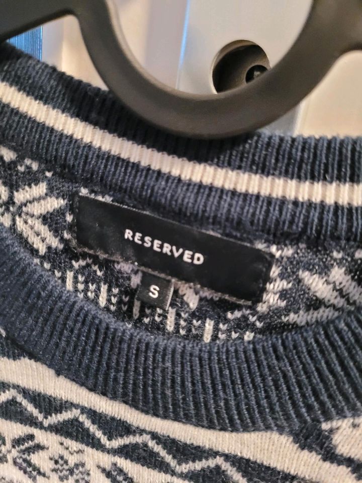 Weihnachtspulli Reserved Sweater Winter blau weiß S 36 in Troisdorf