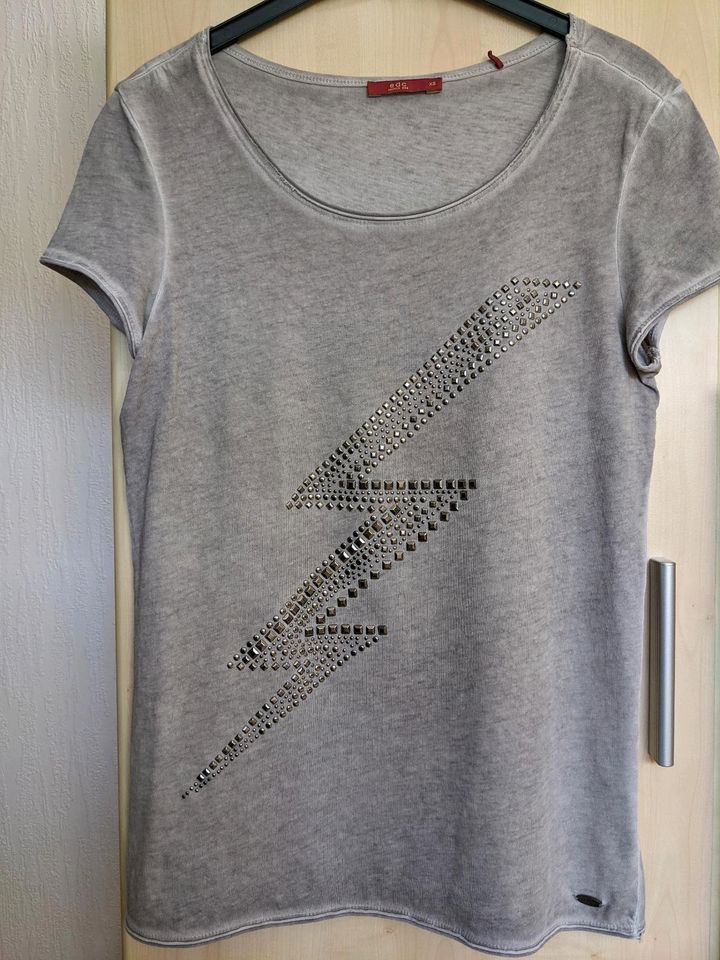 EDC T-Shirt kurzarm neuwertig grau mit Applikation Gr. XS in Werl