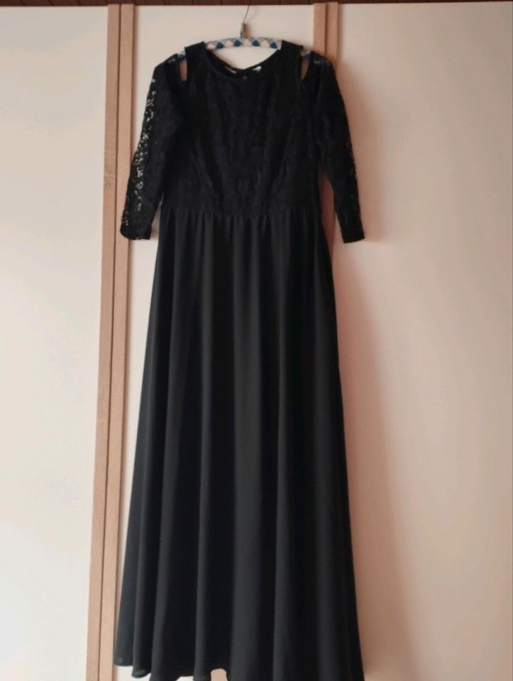 schwarzes Damenkleid in Geschwenda