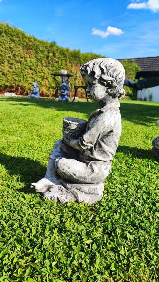 Gartenfigur Junge sitzend mit Korb - Winterfest in Göppingen