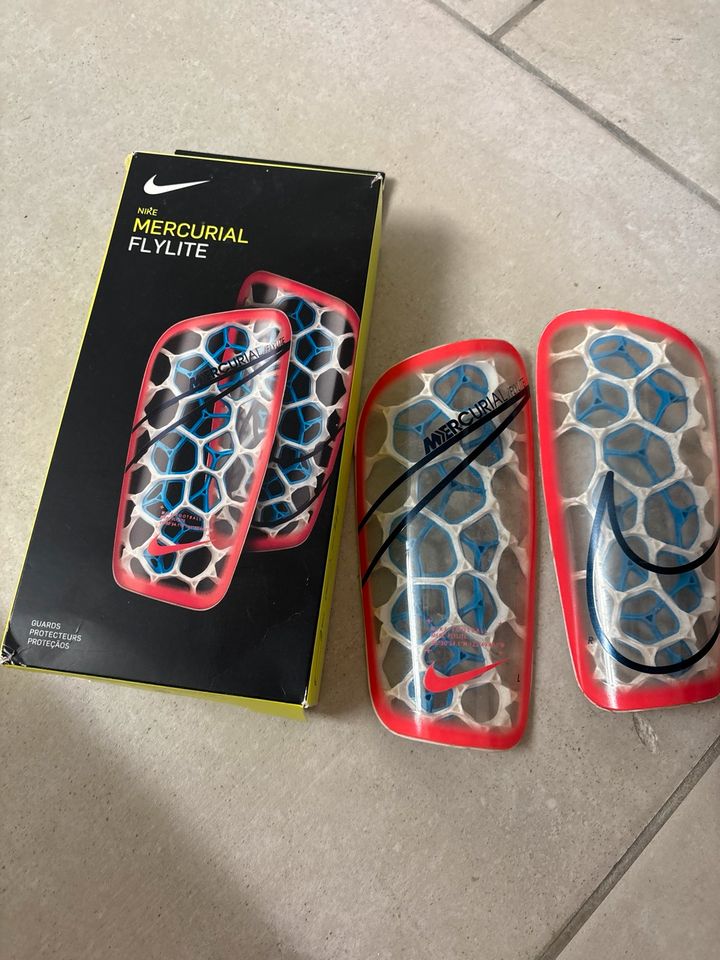 Nike Mercurial Flylite Protektoren Fußball Größe S in Detmold