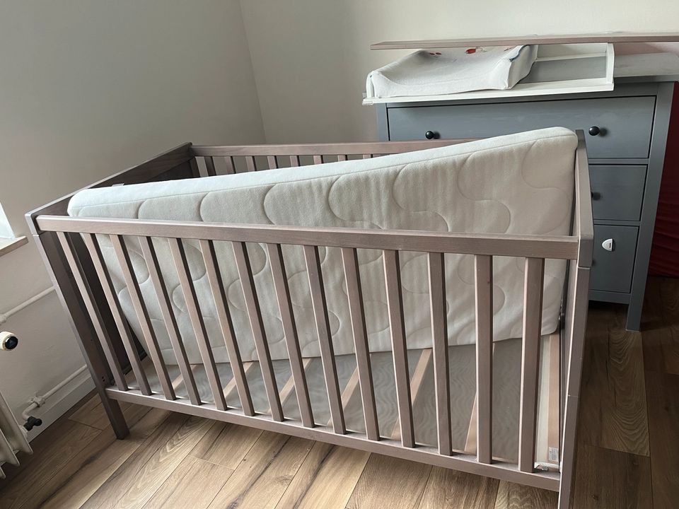 Ikea Babybett Gitterbett 140x70, Sundvik, braun, inkl Matratze in Hilden