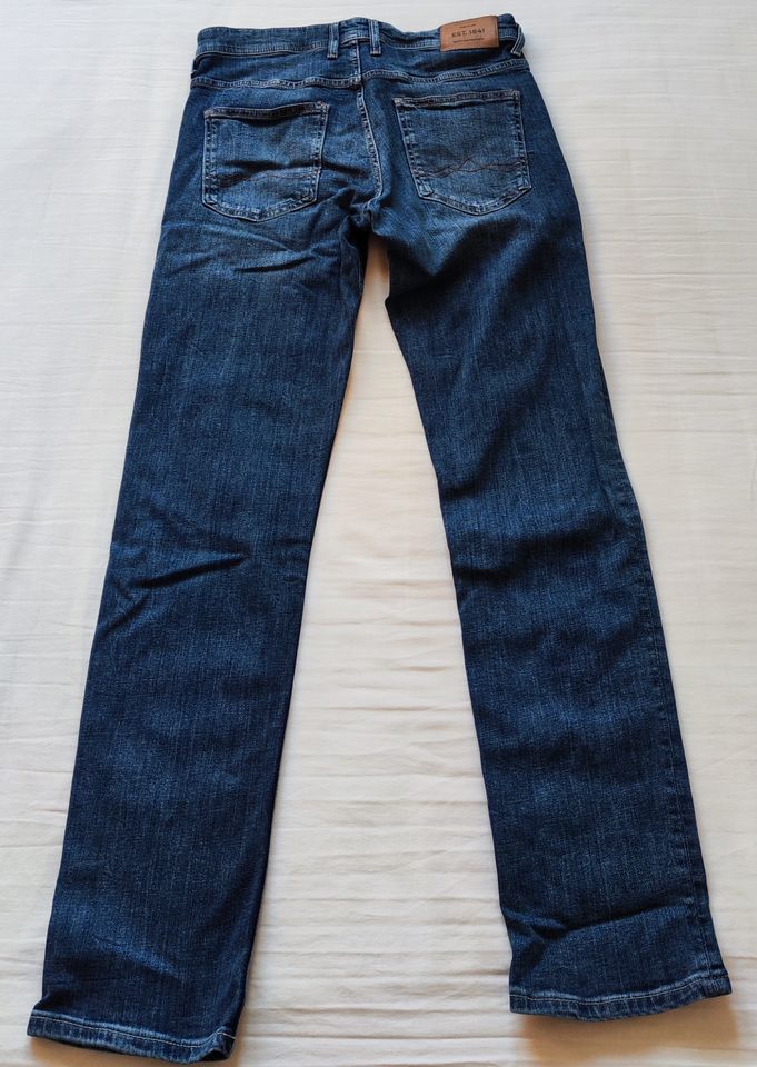 Dunkelblaue-Jeans in Lübben