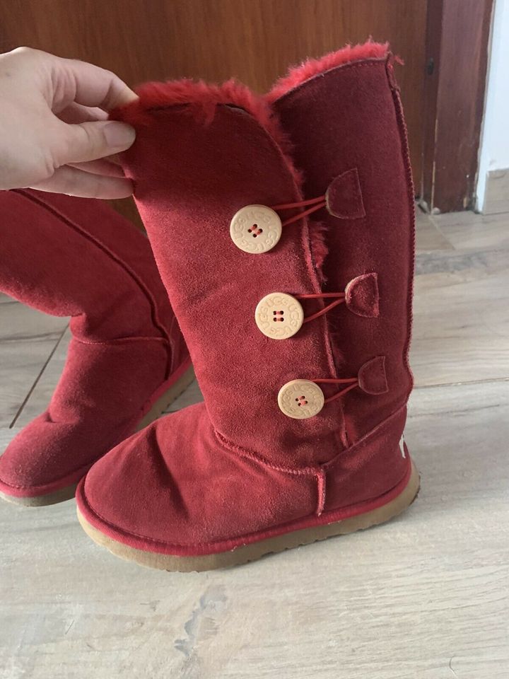 UGG Boots rot Gr.38 in Straelen