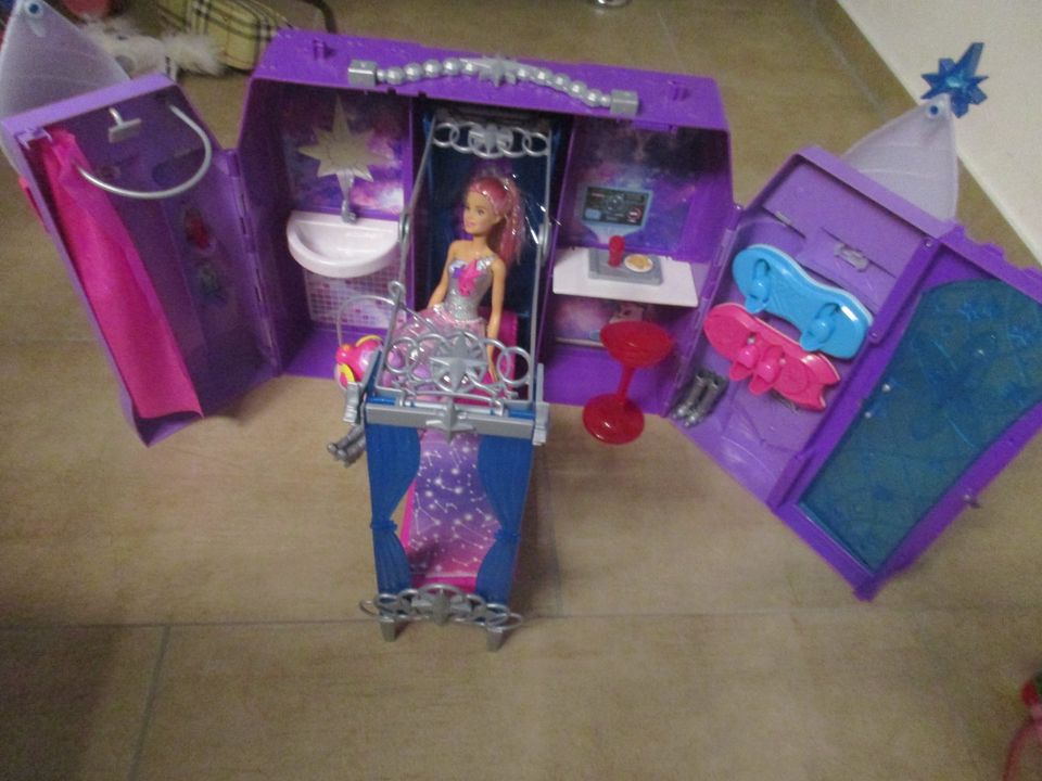 Barbie Haus aufklappbar mit Barbie und Zubehör in Schwarzenfeld