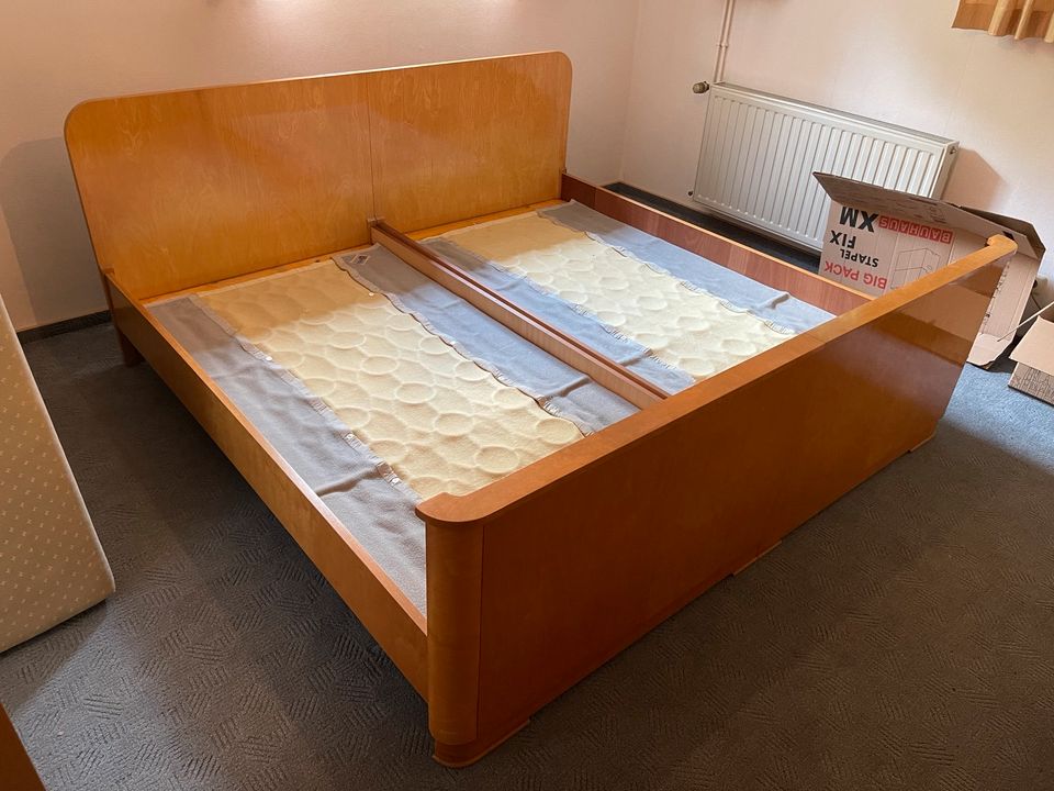 Schlafzimmer Schrank groß & Bett 60er Jahre in Fuldabrück