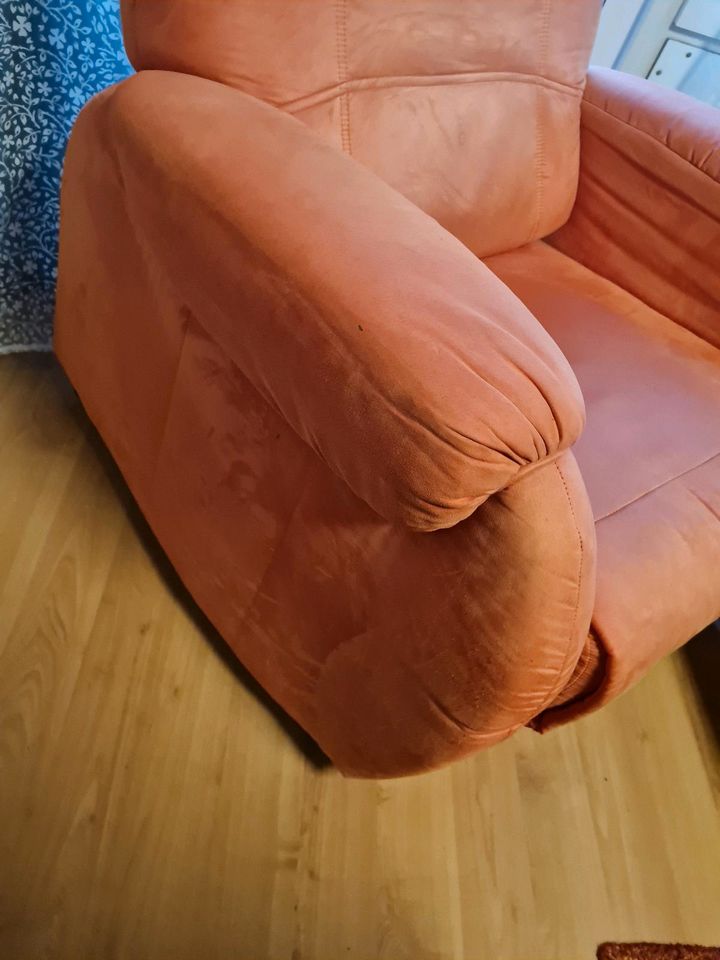 Ein Sessel in Orange in Düsseldorf