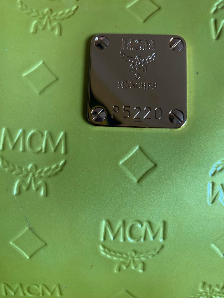MCM Tasche Schultertasche monogramm  grün medium in Köln