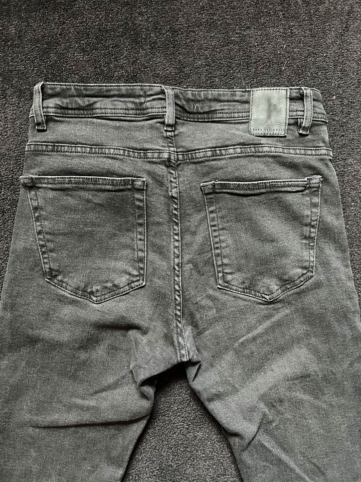 Zara Jeans schwarz Gr. 40 in Neuenrade