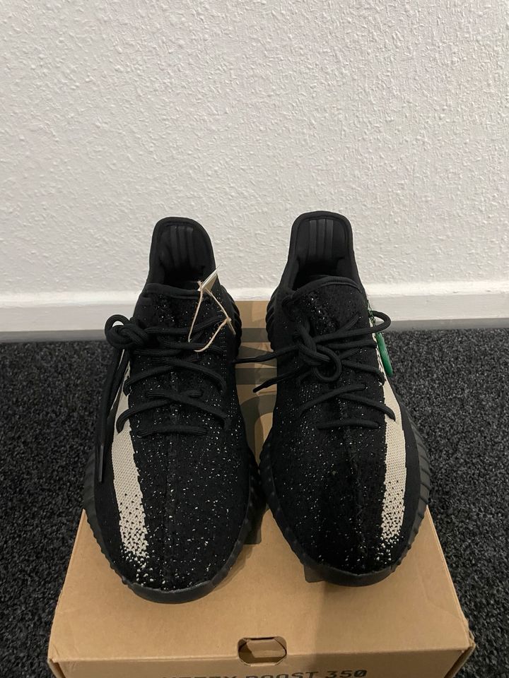 adidas Yeezy Boost 350 V2 Oreo 47 1/3 in Hannover