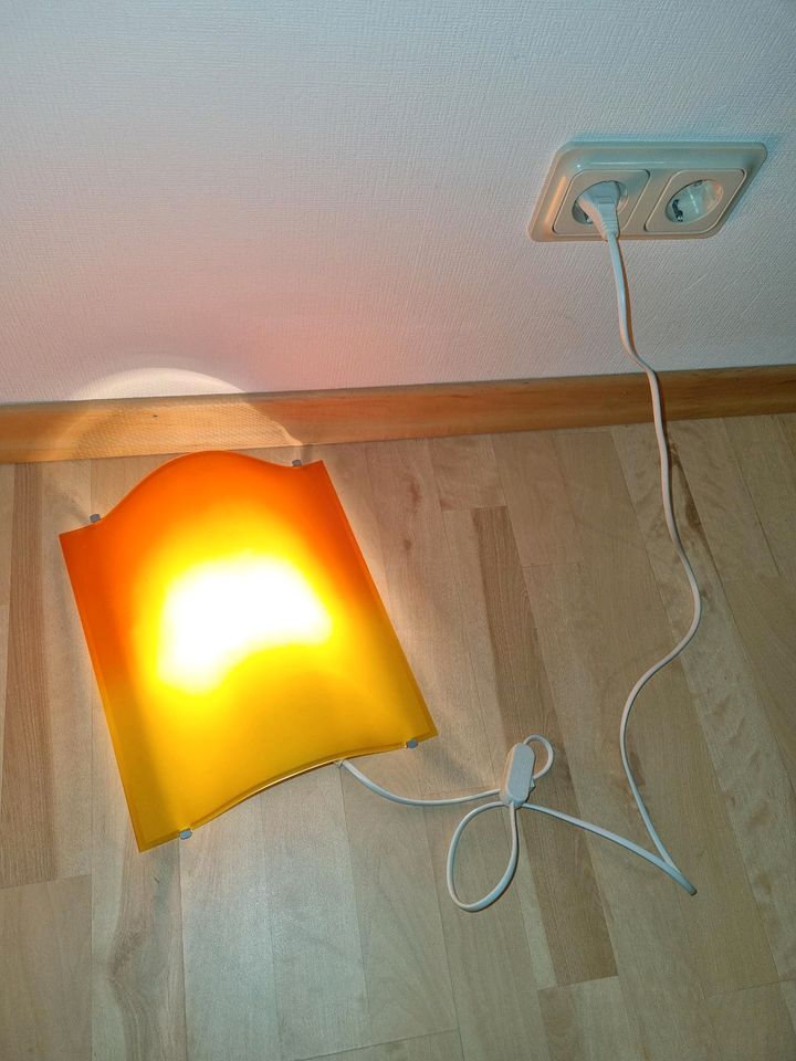 Wandlampe in gelb/orange in Gosheim