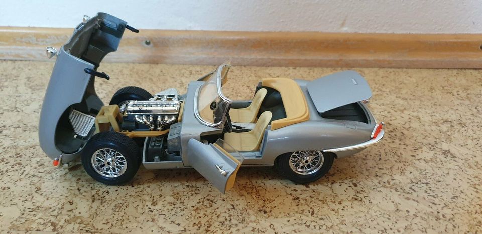 Jaguar "E" BJ 1961 silber Bburago 1:18 in Burgheim