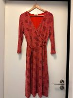 Rotes Wickelkleid mit Sternchenmuster Düsseldorf - Mörsenbroich Vorschau