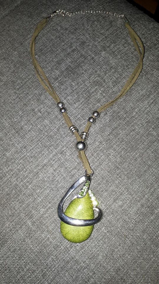 Halskette mit grünem Stein in Bitterfeld